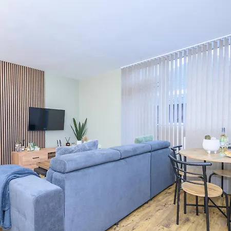 Couple's Escape With Balcony-heart Of Centre - Pass The Keys * Leeds