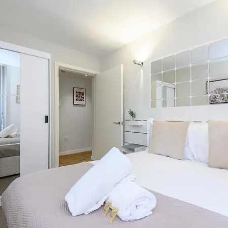 Couple's Escape With Balcony-heart Of Centre - Pass The Keys