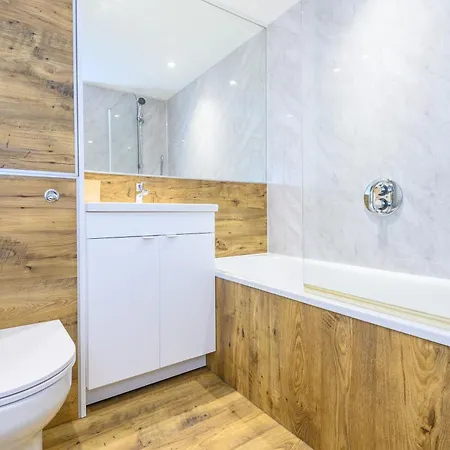 Couple's Escape With Balcony-heart Of Centre - Pass The Keys *