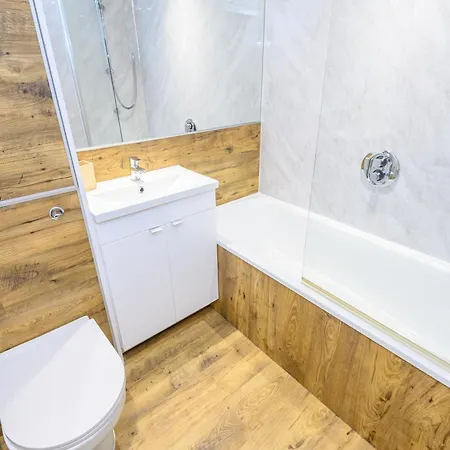 Couple's Escape With Balcony-heart Of Centre - Pass The Keys *