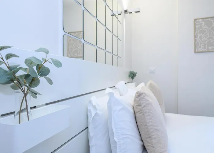 Couple's Escape With Balcony-heart Of Centre - Pass The Keys * Лідс