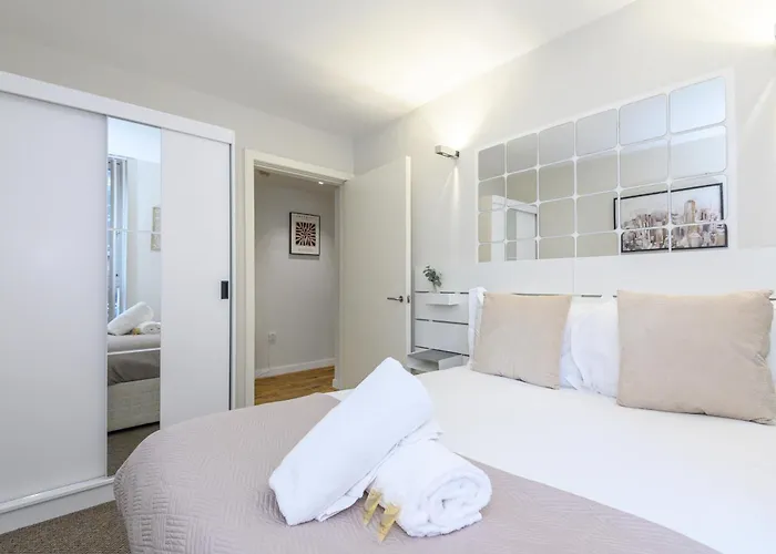 Couple's Escape With Balcony-heart Of Centre - Pass The Keys