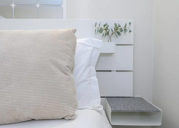 Couple's Escape With Balcony-heart Of Centre - Pass The Keys