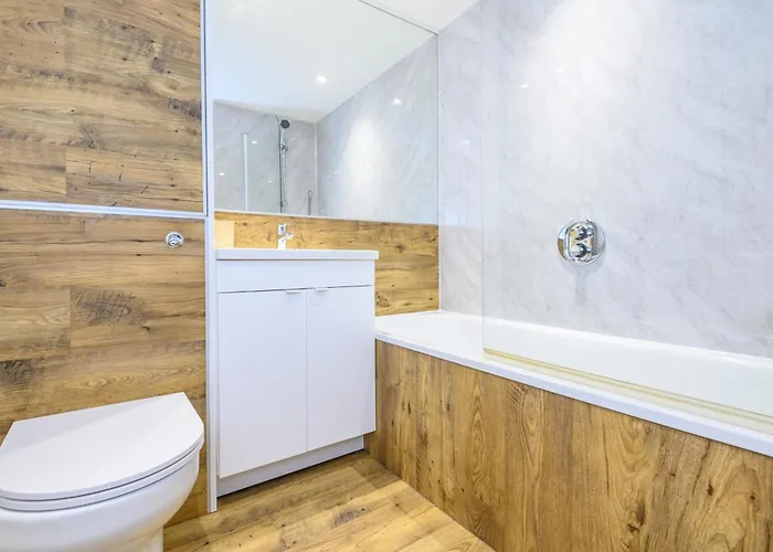 Couple's Escape With Balcony-heart Of Centre - Pass The Keys *