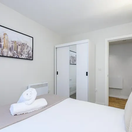 Apartman Couple's Escape With Balcony-heart Of Centre - Pass The Keys