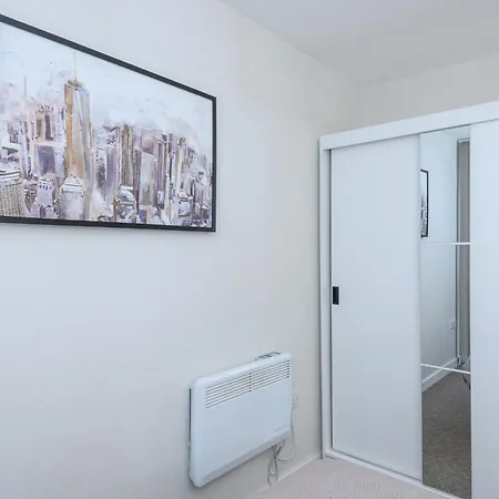 Apartment Couple's Escape With Balcony-heart Of Centre - Pass The Keys *