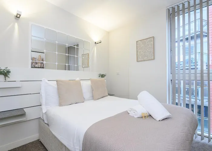 Couple's Escape With Balcony-heart Of Centre - Pass The Keys * לידס