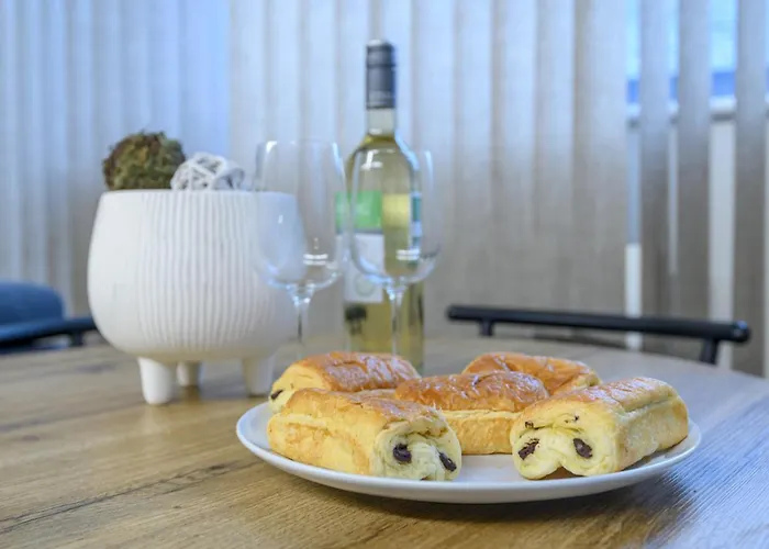 Apartment Couple's Escape With Balcony-heart Of Centre - Pass The Keys