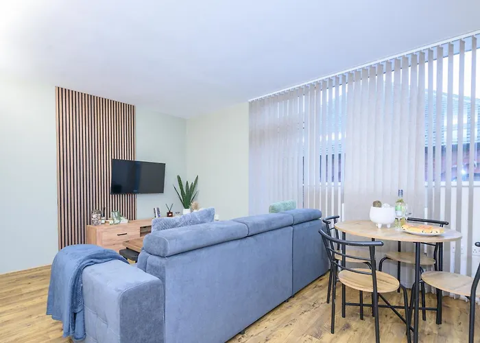 Couple's Escape With Balcony-heart Of Centre - Pass The Keys * Leeds (West Yorkshire)