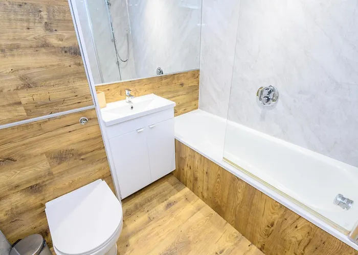 Couple's Escape With Balcony-heart Of Centre - Pass The Keys *